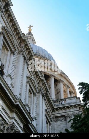 Die Kuppel der St Paul's Cathedral gegen den blauen klaren Himmel, London, Großbritannien Stockfoto