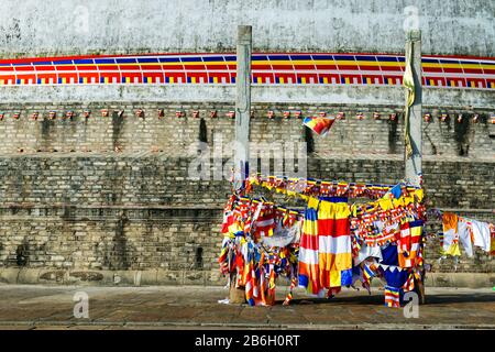 buddhistische Flagge in Ruwanwelisaya Stupa, in anuradhapura Historical Parc, sri lanka Stockfoto