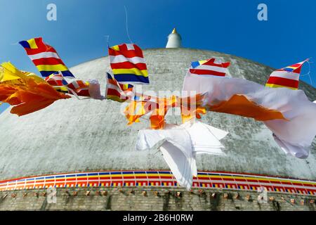 buddhistische Flagge in Ruwanwelisaya Stupa, in anuradhapura Historical Parc, sri lanka Stockfoto