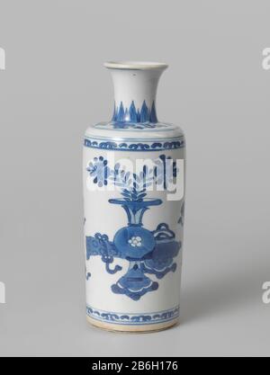 Zylindrische, flaschenförmige Vase mit Wertsachen und Blättern Cilindrische flesvormige vaas van porselein met een korte, spreidende nek, beschilderd in onderglazuur blauw. OP de buik antiquiteiten (vaas, wie: Rookbrander, Boeken) en kostbaarheden (artemisiablad, ruit). Hierboven en -onder een Band met bladranken. OP de nek een Band met punge bladmotieven. Blauw-wit. Hersteller : Pottenbakker: AnoniemPlaats Herstellung: China dating: CA. 1.680 - ca. 1720Schule/Stijl: Qing-Dynastie (1644-1912) / Kangxi-Periode (1662-1722) Physikalische Kenmerken: Porselein traf auf onderglazuur blauw Material: Porselein gl Stockfoto