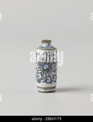 Zylindrische Miniaturvase mit Blumensprays Cilindrische miniatuurvaas van porselein, beschildert in onderglazuur blauw en op het glazuur goud. De Zauberstab trifft sich mit Blähmranken, aangezet traf laut. Blauw-wit. Hersteller : Pottenbakker: AnoniemPlaats Herstellung: China dating: CA. 1675 - ca. 1724School/stijl: Qing-Dynastie (1644-1912) / Kangxi-periode (1662-1722) / Yongzheng-periode (1723-1735) Physical kenmerken: Porselein met onderglazuur blauw Material: Porselein glazuur kobalt Techniek: Budraaend bewerken / 4 cm Durchmesser: D bakuren / 4 cm Stockfoto