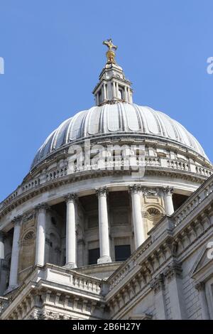 Die Kuppel der St Paul's Cathedral gegen den blauen klaren Himmel, London, Großbritannien Stockfoto