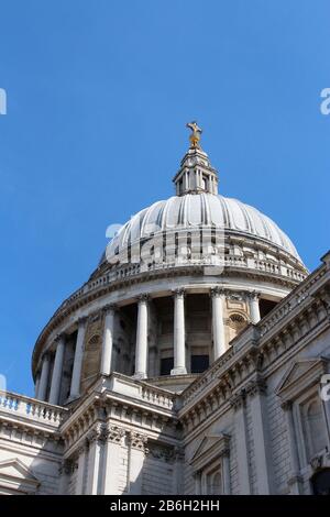 Die Kuppel der St Paul's Cathedral gegen den blauen klaren Himmel, London, Großbritannien Stockfoto