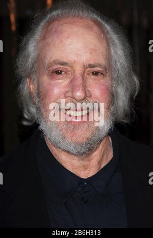 Robert Towne bei der Premiere von "Ask The Dust" in Los Angeles im Egyptian Theatre in Hollywood, Kalifornien. Die Veranstaltung fand am Donnerstag, den 2. März 2006 statt. Foto von: SBM / PictureLux Alle Rechte Vorbehalten - Aktenzeichen #33984-940SBMPLX Stockfoto