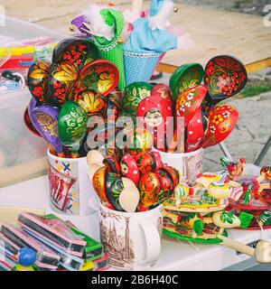 Samara, Russland - 17. August 2019: Traditionelle russische Souvenirs: Russische bemalte Holzlöffel. Straßenhandel Stockfoto