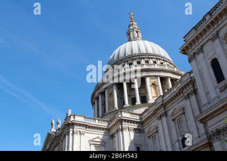 Die Kuppel der St Paul's Cathedral gegen den blauen klaren Himmel, London, Großbritannien Stockfoto