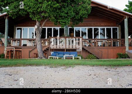 Außenansicht eines Holzgebäudes mit Restaurant für ungezwungene Innen- und Außenspeisen in der Nähe des Strandes Stockfoto