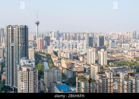 Chengdu, Provinz Sichuan, China - 26. April 2016 : Blick auf die Skyline der Stadt an einem sonnigen Tag Stockfoto