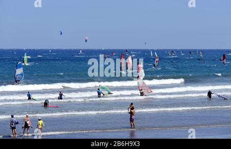 Kanarische Inseln, Spanien - 30/07/2019: Viele Kitesurfer und Windsurfer auf dem Meer am Surfer Strand El Medano, Teneras Stockfoto