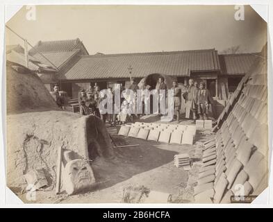 Bakers Kacheln in Japan Tale Maker (Titelobjekt) Teil des Albums mit 69 Bildern von einer Reise nach Japan. Hersteller : Fotograf: Anonymer Ort Herstellung: Japan Datum: 1890 - 1894 Physische Merkmale: Albumin Druckmaterialien: Pappe Papier Fotopapier Technik: Albumin Druckabmessungen: Foto: H 205 mm × W 268 mm Betreff: Fliesen, Backsteine  Baumaterial IF: 1890 - 1894 Stockfoto