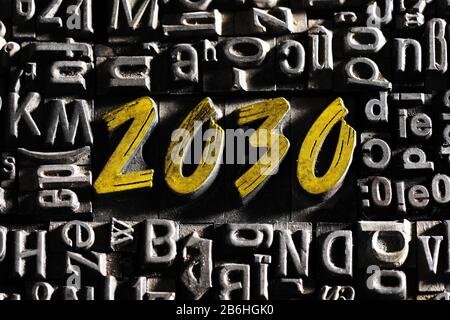 Alte Bleibuchstaben mit goldener Schrift zeigen das Wort 2030, Deutschland Stockfoto