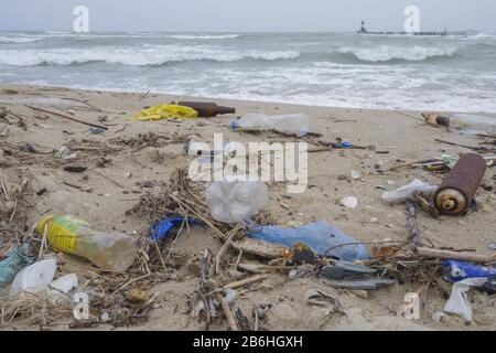 An der Küste, am Schwarzen Meer, in Odessa, in der Ukraine werden massive plastische Verschmutzungen des Küstengebietes, Plastikflaschen und anderer Müll aufgespült Stockfoto