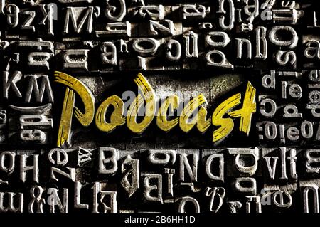 Alte Bleibuchstaben mit goldener Schrift zeigen den Wort-Podcast Stockfoto