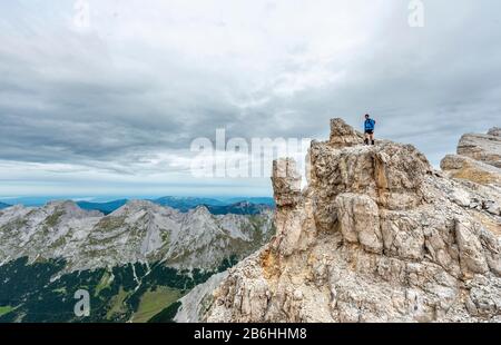 Bergsteiger steht auf einem Felsen, Bergrücken der Oedkarspitzen, Hinterautal-Vomper-Kette, Karwendel, Tyrol, Österreich Stockfoto