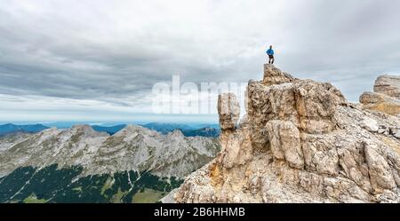 Bergsteiger steht auf einem Felsen, Bergrücken der Oedkarspitzen, Hinterautal-Vomper-Kette, Karwendel, Tyrol, Österreich Stockfoto