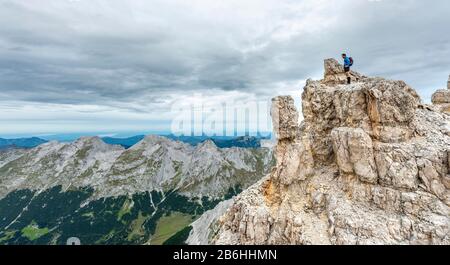 Bergsteiger steht auf einem Felsen, Bergrücken der Oedkarspitzen, Hinterautal-Vomper-Kette, Karwendel, Tyrol, Österreich Stockfoto