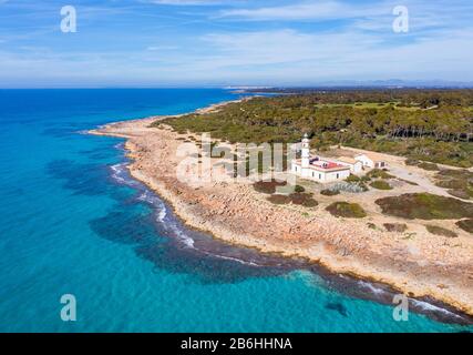 Leuchtturm am Cap de ses Salines, südlichster Punkt Mallorcas, Region Migjorn, Mittelmeer, Luftbild, Mallorca, Balearen, Spanien Stockfoto