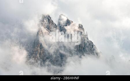 Wolkenbedeckte Felsspitzen, Berggipfel der Geisler-Gruppe, Villnoesstal, Doles, Südtirol, Italien Stockfoto