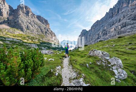 Wanderer, Bergsteiger auf einem Weg zwischen felsigen Bergen, Sorapiss-Rundkurs, hinter dem Berg Punte Tre Sorelle, den Doles, Belluno, Italien Stockfoto