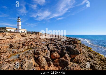 Leuchtturm am Cap de ses Salines, südlichster Punkt Mallorcas, Region Migjorn, Mittelmeer, Mallorca, Balearen, Spanien Stockfoto