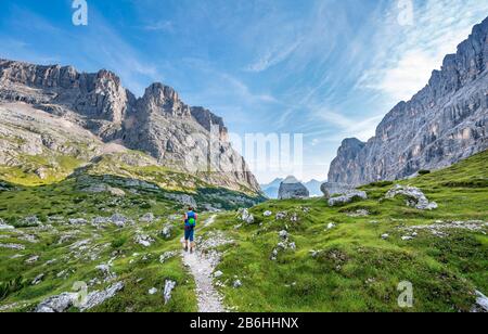 Wanderer, Bergsteiger auf einem Weg zwischen felsigen Bergen, Sorapiss-Rundkurs, in den Bergen, Belluno, Italien Stockfoto