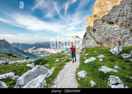 Wanderer, Bergsteiger auf einem Weg zwischen felsigen Bergen bei Forcella Grande, hinter dem Monte Pelmo, Sorapiss-Rundkurs, in den Dolden, Belluno, Italien Stockfoto