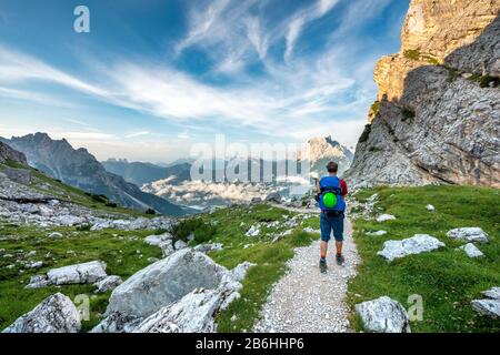 Wanderer, Bergsteiger auf einem Weg zwischen felsigen Bergen bei Forcella Grande, hinter dem Monte Pelmo, Sorapiss-Rundkurs, in den Dolden, Belluno, Italien Stockfoto