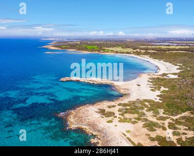 Strand Platja des Caragol in der Nähe von Ses Salines, Migjorn-Region, Mittelmeer, Luftbild, Mallorca, Balearen, Spanien Stockfoto