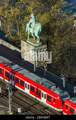 Regionalzug der Deutschen Bahn, DB, S-Bahn der Klasse 423, Reiterstandbild König Friedrich Wilhelm IV. An der Brücke von Hause aus, Köln, Nord Stockfoto