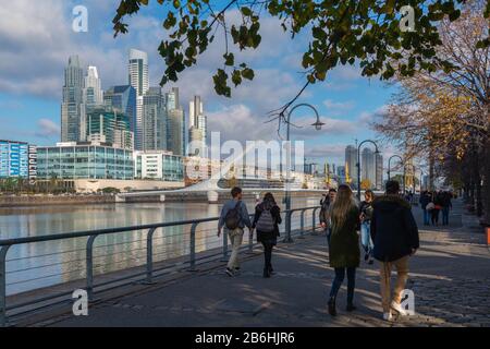 Puerto Madero mit der Frauenbrücke Puente de la Mujer, neue Hafenstadt mit internationaler Architektur, Buenos Aires, Argentinien Stockfoto