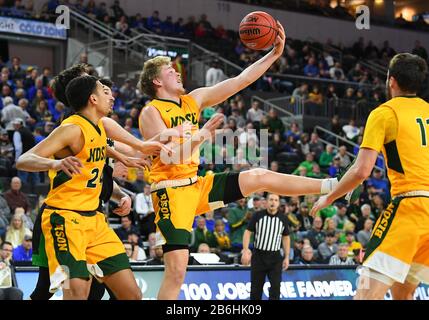 10. März 2020: Der North Dakota State Bison Guard Jaxon Knotek (2) ergreift einen Rückkampf während des Summit League Championship Basketballspiels zwischen den North Dakota Fighting Hawks und dem North Dakota State Bison im Denny Sanford Premier Center, Sioux Falls, SD. NDSU besiegte UND 89-53 und ziehen weiter zum NCAA-Turnier. Foto von Russell Hons/CSM Stockfoto