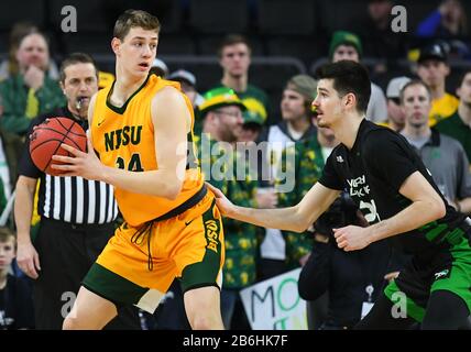 10. März 2020: North Dakota State Bison Forward Rocky Kreuser (34) schaut während des Summit League Championship Basketballspiels zwischen den North Dakota Fighting Hawks und dem North Dakota State Bison im Denny Sanford Premier Center, Sioux Falls, SD, den Ball zu passieren. NDSU besiegte UND 89-53 und ziehen weiter zum NCAA-Turnier. Foto von Russell Hons/CSM Stockfoto