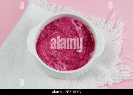 Curd Joghurt mit Erdbeeren und Himbeeren Marmelade auf rosa Hintergrund Stockfoto