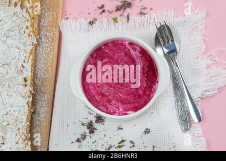 Apfelkuchen mit Hüttenkäse Dessert, Hüttenkäse mit Erdbeeren und Himbeeren auf pinkfarbenem Hintergrund Stockfoto