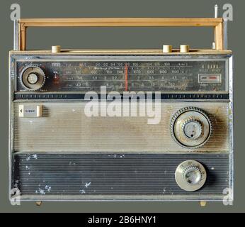 Altes tragbares Radio auf isoliertem olivgrünem Hintergrund mit Beschneidungspfad. Stockfoto