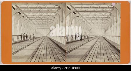 Die Eisenbahnbrücke Kuilenburgse über die Lek Die Eisenbahnbrücke Kuilenburgse über die Lek Objekttyp : Stereobilie Artikelnummer: RP-F12067 Hersteller: Fotograf: Peter Oosterhuis (zugeschrieben) Ort Herstellung: Culemborg dating: 28-1885 Material: Pappe Papiertechnik: Albumin Druckabmessungen: Sekundäres Medium: H 86 mm × W 176 mm Betreff: Brücke im Dorf über Fluss, Kanal usw. - II - ideale Landschaft wo: Eisenbahn CulemborgKuilenburgse Stockfoto