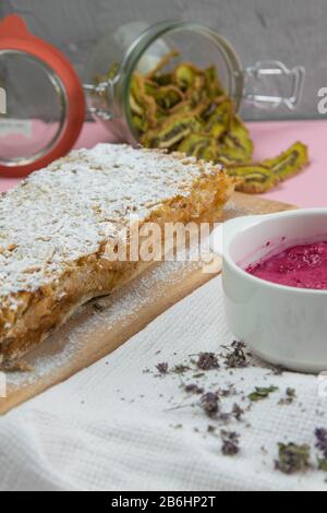 Apfelkuchen mit Hüttenkäse Dessert, Hüttenkäse mit Erdbeeren und Himbeeren auf pinkfarbenem Hintergrund Stockfoto