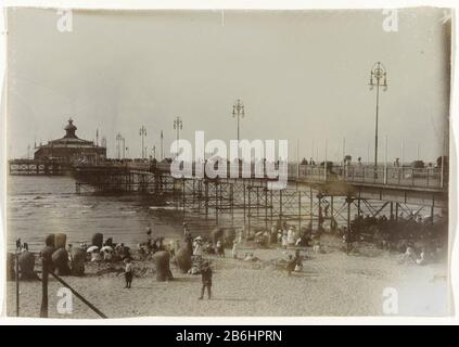 Pier Pavillon mit dem Wanderkopf Wilhelmina, vom Strand aus gesehen, Scheveningen, Niederlande Jetty am Ende des Pavillons, der Spaziergang Main Wilhelmina sah den Boulevard, Scheveningen, Niederlande. Auf dem Pier laufen alle Arten von Menschen, Frauen oft mit Sonnenschirm. Auch am Strand, Wo: Korbliegen aufgereiht sind, viele mensen. Hersteller : Fotograf: Anonymer Ort Herstellung: Scheveningen dating: CA. 1900 Physikalische Merkmale: Daglichtcollodiumzilverdruk auf Papiermaterial: Papiertechnik: Daglichtcollodiumzilverdruk Abmessungen: Foto: H 113 mm × W 162 mm Stockfoto
