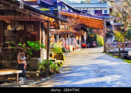 Einkaufsstraße im ländlichen historischen Dorf Ohara in der Nähe von Kyoto in den japanischen Bergen rund um historische buddhistische Tempel. Souvenirläden und lokales Lebensmittelcafé Stockfoto