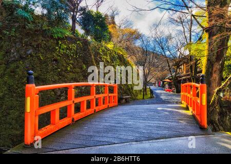 Rote Brücke über den lokalen Gebirgsfluss im kleinen abgelegenen Dorf Ohara in der Nähe von Kyoto in Japan. Berühmt für seine historischen buddhistischen Tempel und Landwirtschaft Wi Stockfoto