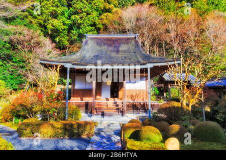 Formeller traditioneller japanischer Garten im öffentlichen Park des abgelegenen Bergdorfs Ohara in der Nähe von Kyoto an einem sonnigen Tag. Stockfoto