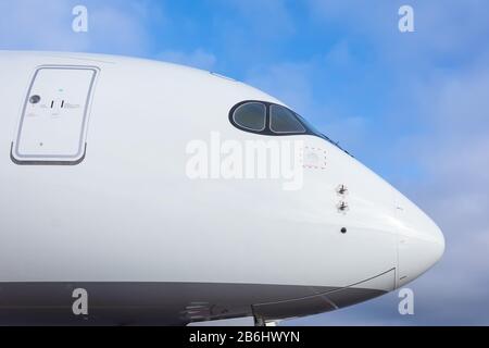Nahaufnahme der leeren Pilotkabine des Fluggastflugzeugs Stockfoto