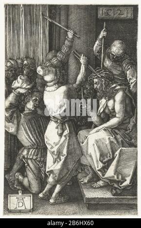 Die Dornenkrönung Die gravierte Passion (Serientitel) Christus, der auf einer Erhöhung sitzt, angesichts einer Dornenkrone, die auf den Kopf gedrückt wird. Dieser Druck ist Teil einer Serie von 16 Drucken, die Szenen aus dem Lijdensverlaal darstellen. Hersteller : Druckerhersteller Albrecht Dürer (denkmalgeschütztes Eigentum) Ort Herstellung: Nürnberg Datum: 1512 Physikalische Eigenschaften: Fahrzeugmaterial: Papiertechnik: Engra (Druckverfahren) Abmessungen: Blatt: H 118 mm × W 75 mm Betreff: Die Bekrönung mit Dornen: Soldaten mit Stöcken legen eine dornige Krone auf den Kopf Christi und geben ihm ein Schilf (Matthäus 27:27-31; Markus 15:16-20; Johannes 19:2-3) Stockfoto