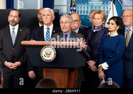 Dr. Anthony Fauci, Direktor des National Institute of Allergy and Infectious Diseases, spricht auf der Pressekonferenz der Coronavirus Task Force. Stockfoto