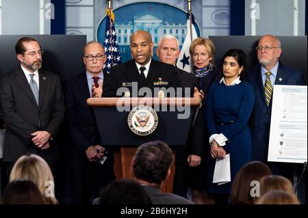 Dr. Jerome Adams, Surgeon General of the United States, spricht auf der Pressekonferenz Der Coronavirus Task Force. Stockfoto