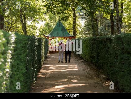 Eyrignac, Frankreich - 2 September, 2018: Die chinesische Pagode im malerischen Jardins du Manoir d Eyrignac in der Dordogne. Frankreich Stockfoto