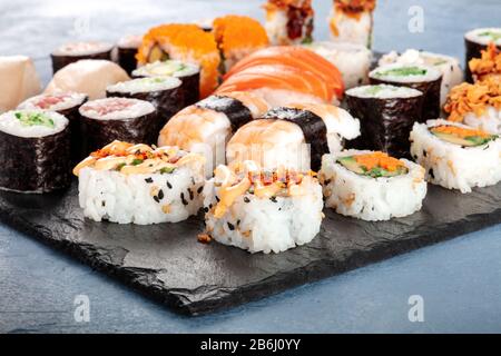 Großes Sushi-Set. Viele verschiedene Maki, Nigiri und Brötchen Stockfoto