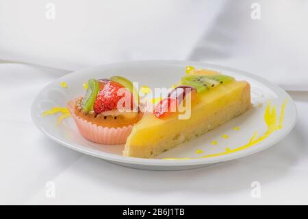 Süßer Kuchen auf dem Teller Stockfoto