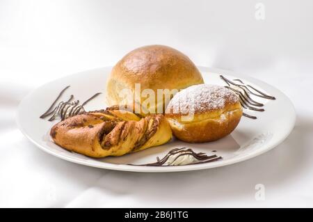 Desserts auf weißem, dekoriertem Teller Stockfoto