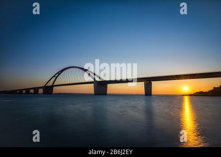 Die Fehmarnsundbrücke vor Fehmarn im Sonnenuntergang Stockfoto